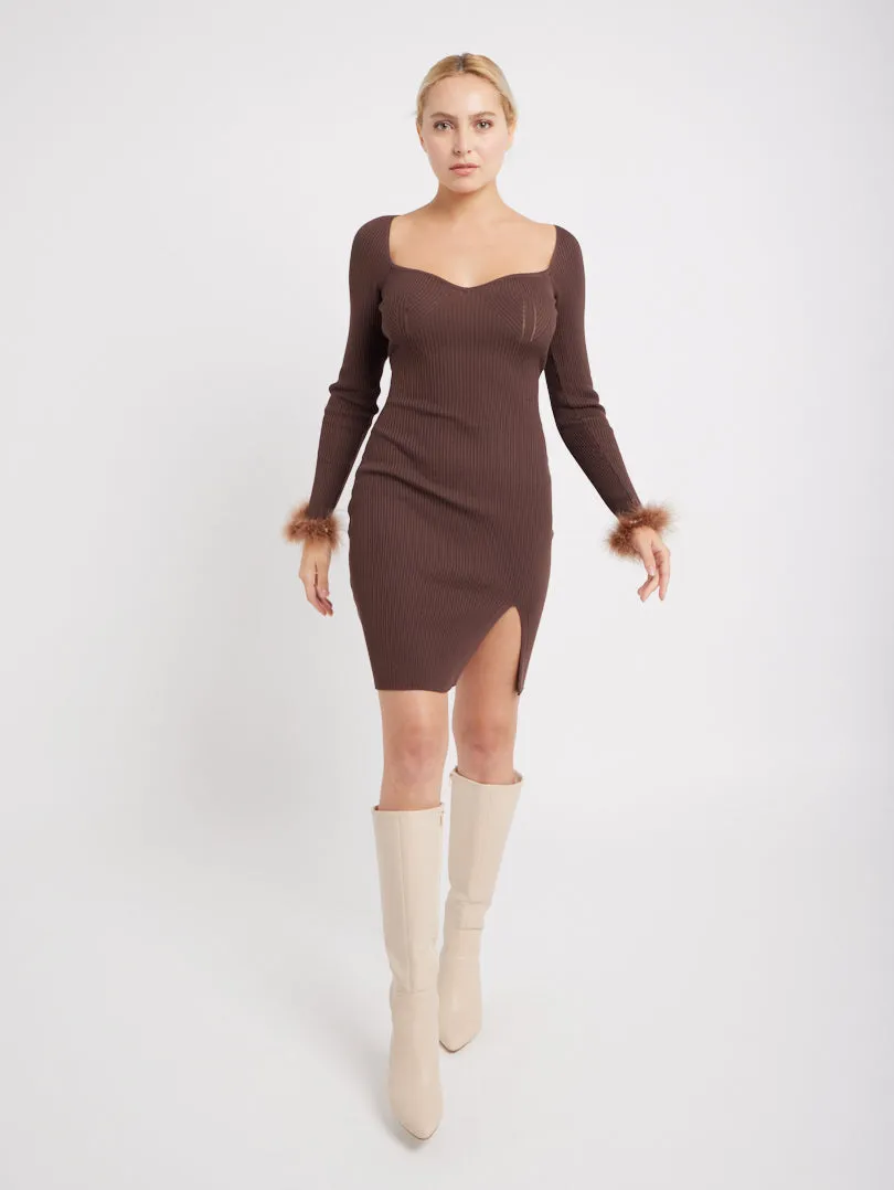 Robe en maille finition plumes