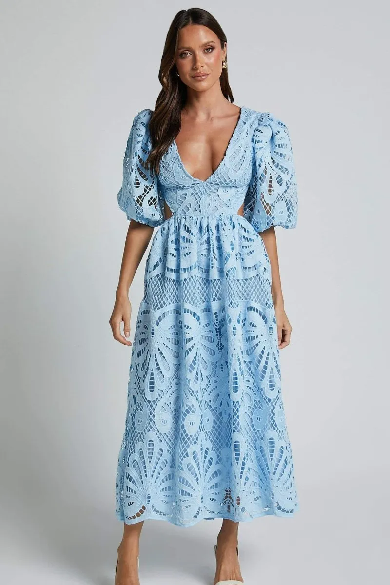 Sandra - Robe midi avec dentelle brodée et découpes