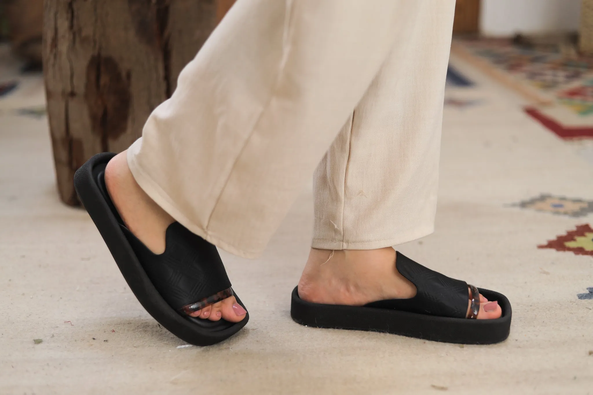 Tortoise Shell Slides - Black