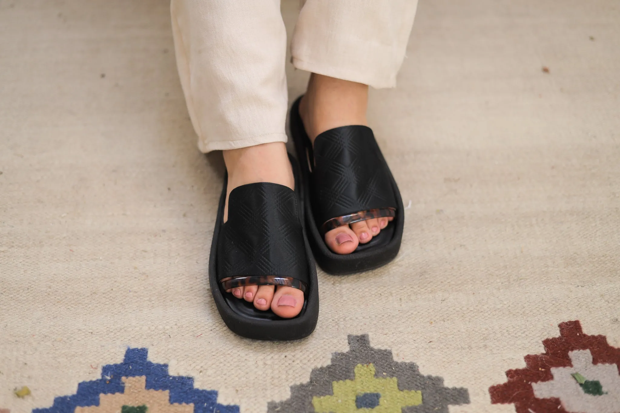 Tortoise Shell Slides - Black