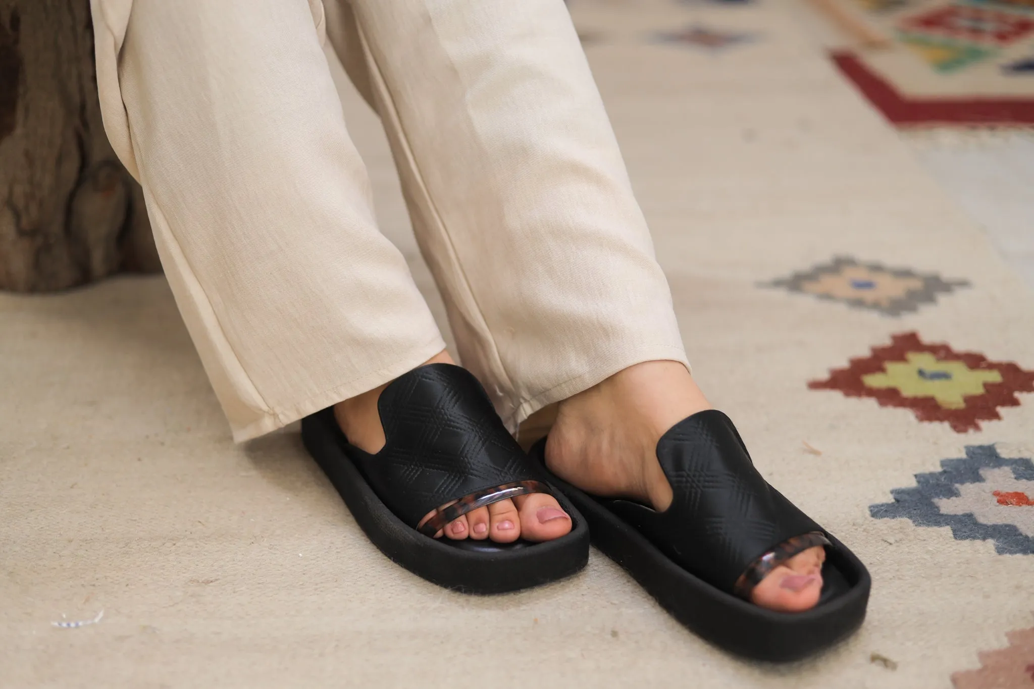 Tortoise Shell Slides - Black