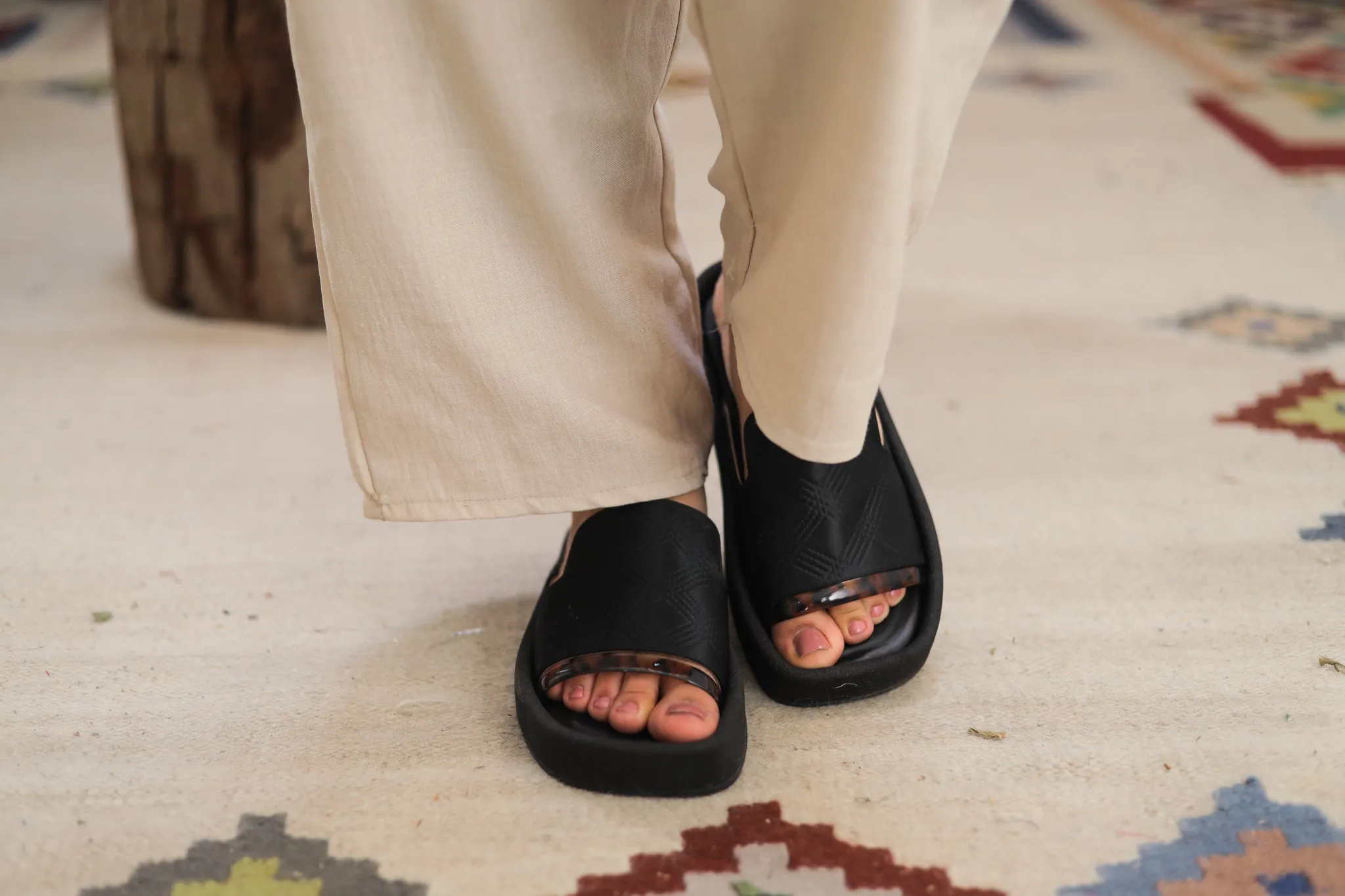 Tortoise Shell Slides - Black