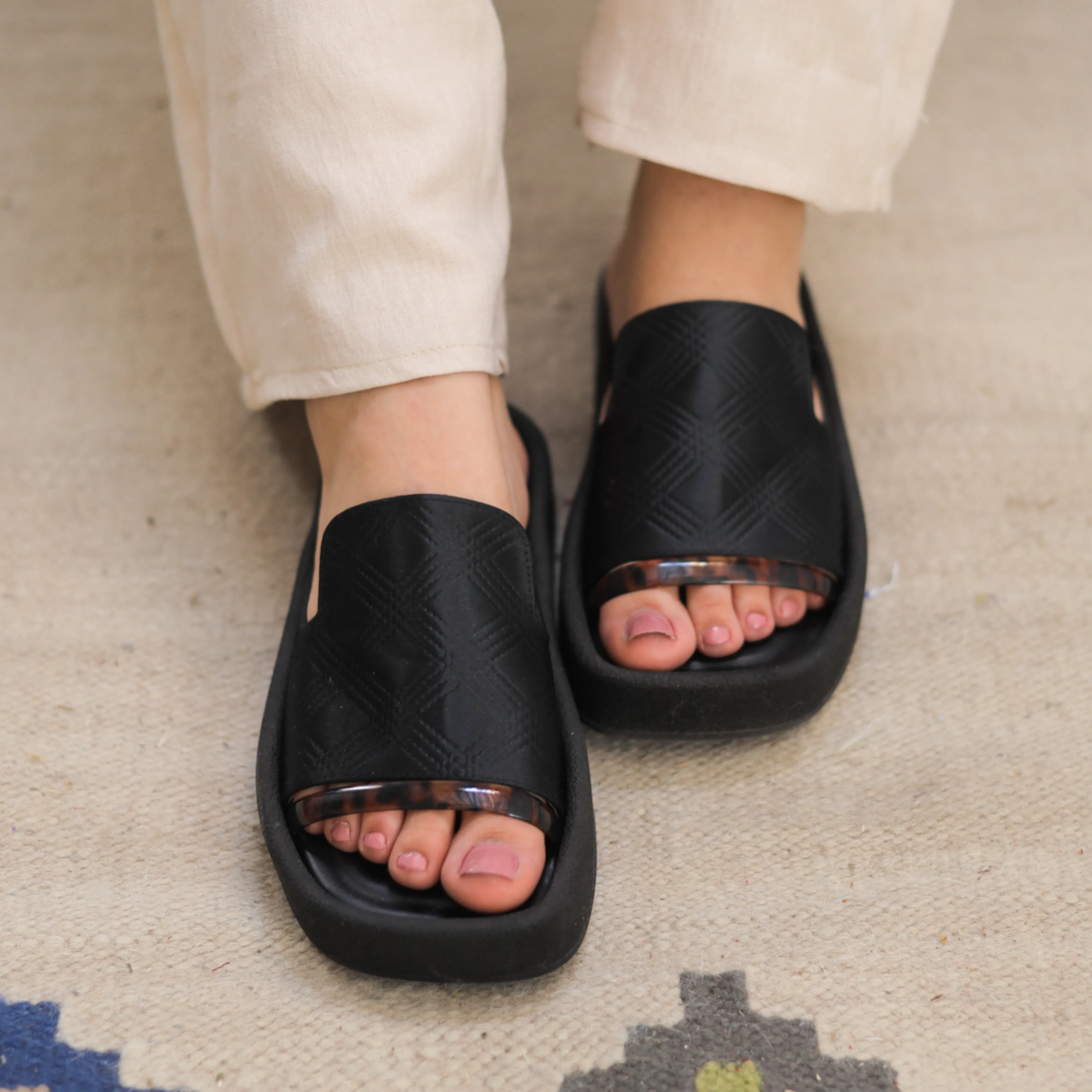 Tortoise Shell Slides - Black